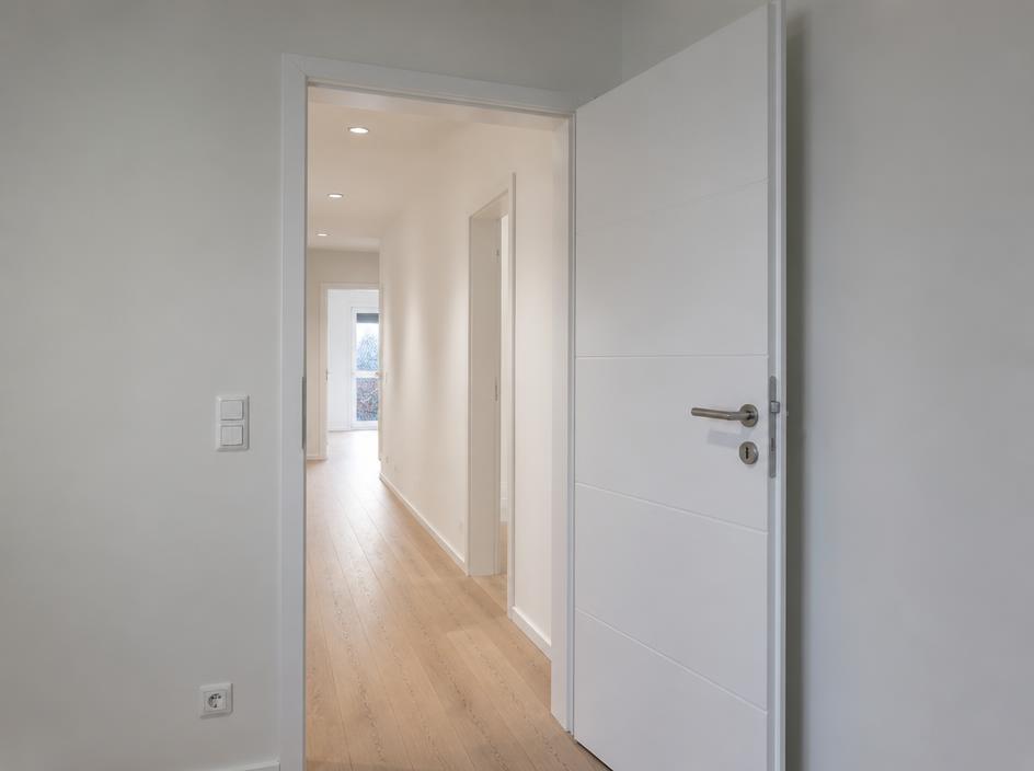 Moderne weiße Innentür mit Zarge im Wohnraum – Jürgen Lüning Bauelemente